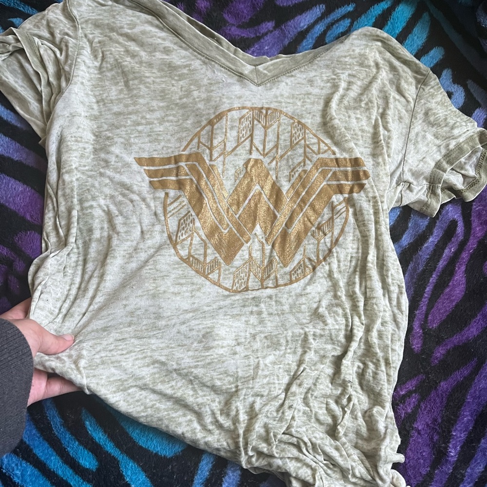 Wonder Woman top !! Size large.